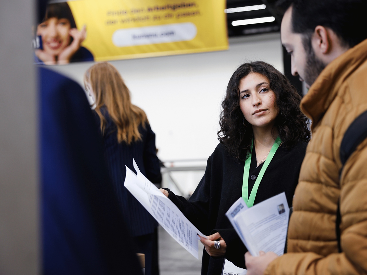 Eine Aussteller:in führt ein Karrieregespräch auf dem Absolventenkongress Deutschland.