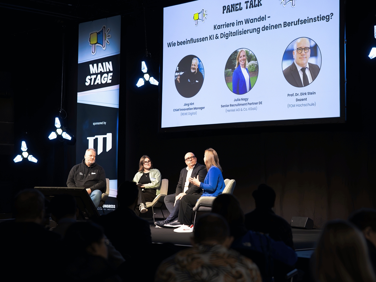 Panel Talk zum Thema Karriere in Zeiten von KI & Digitalisierung auf der Main Stage beim Absolventenkongress.