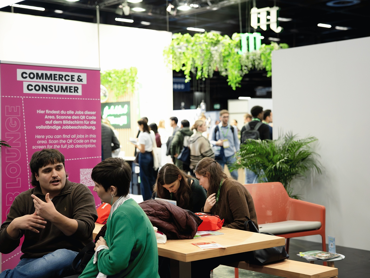 Besucher:innen der Karriere Messe in der Job Lounge.