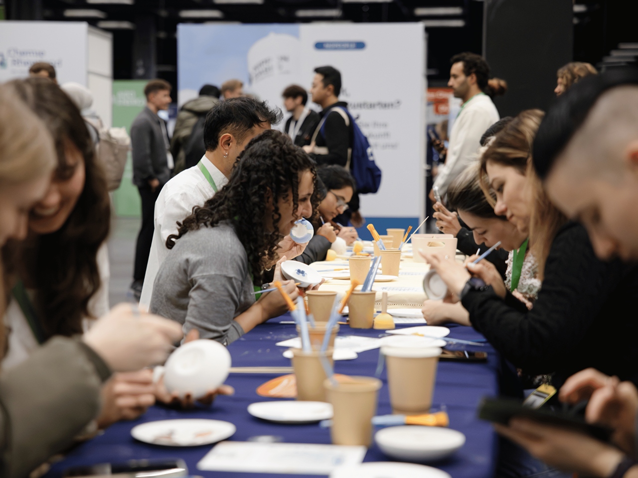 In der Gaming & DIY-Zone bemalen Besucher:innen auf der Karriere Messe Keramik.