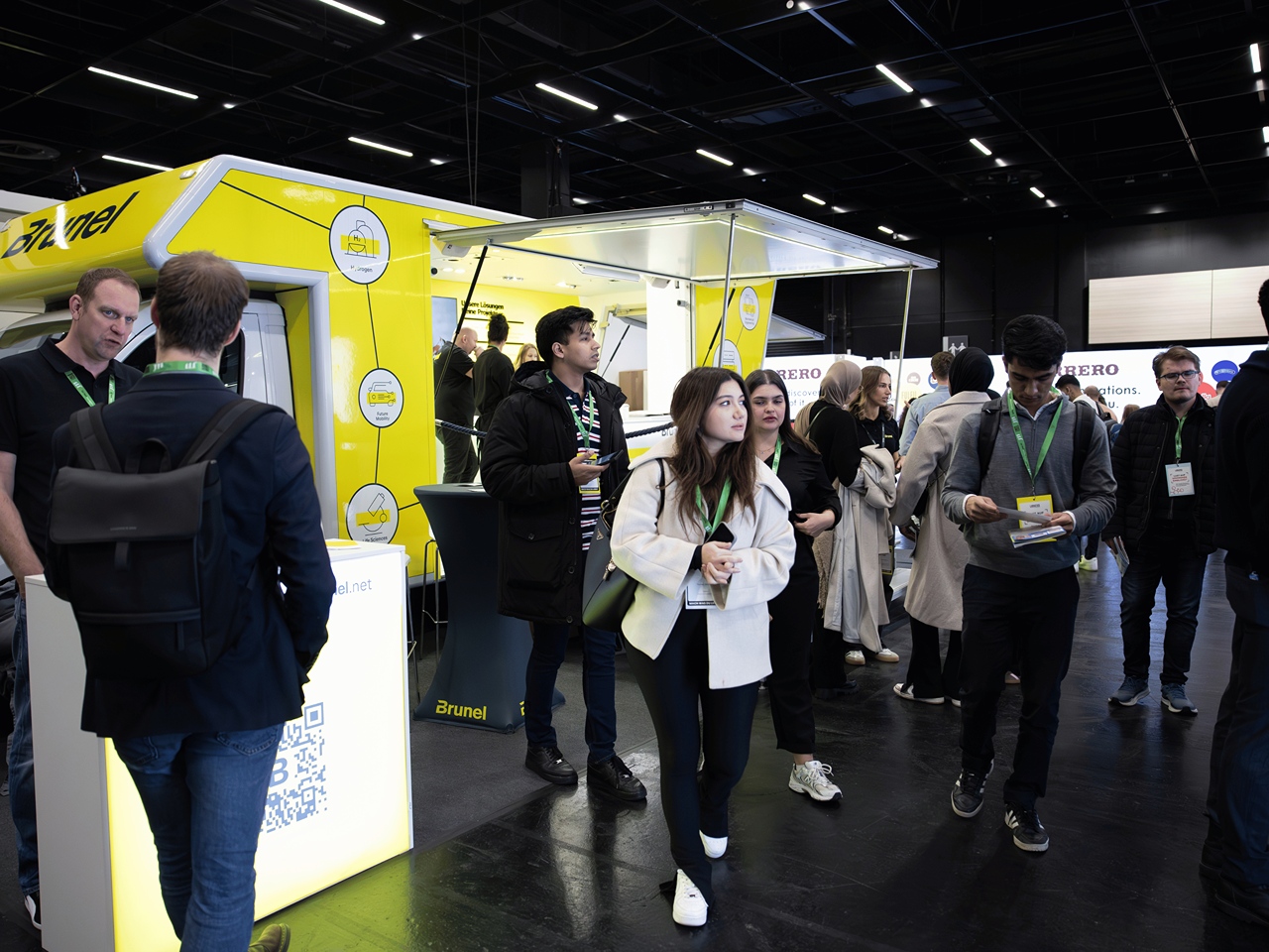 Besucher:innen am Messestand von Brunel, einem Karriere-Truck.
