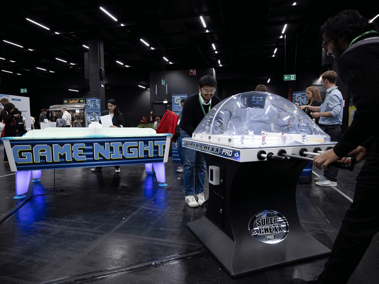 In der Gaming Zone bei der Karrieremesse spielen Besucher verschiedene Spiele von Game Night.