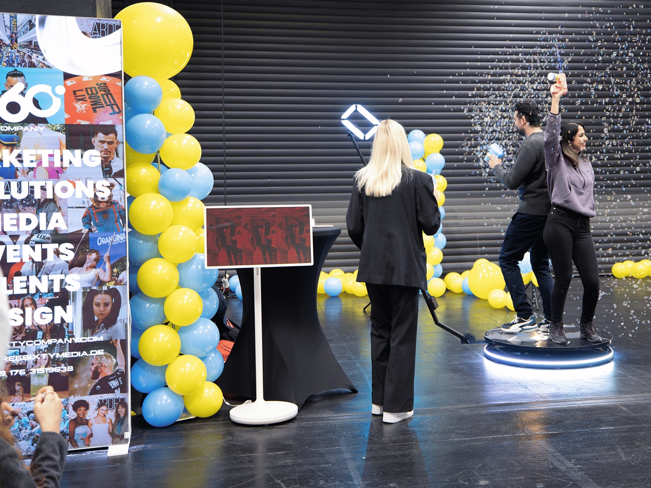 Besucher:innen probieren die 360-Grad-Kamera auf dem Event aus.